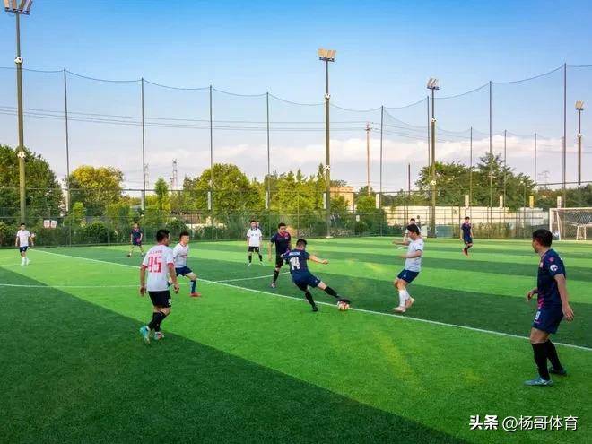 足球赛事备受关注，中国足球正以日新月异的气象崭露头角的简单介绍
