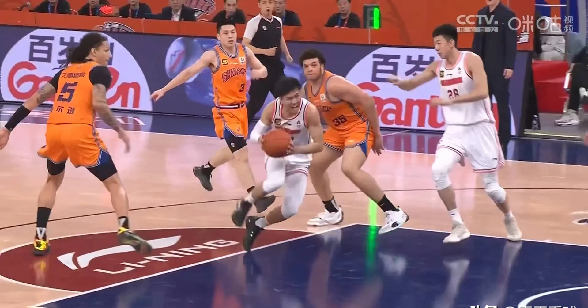 上海球员集体努力，战胜对手